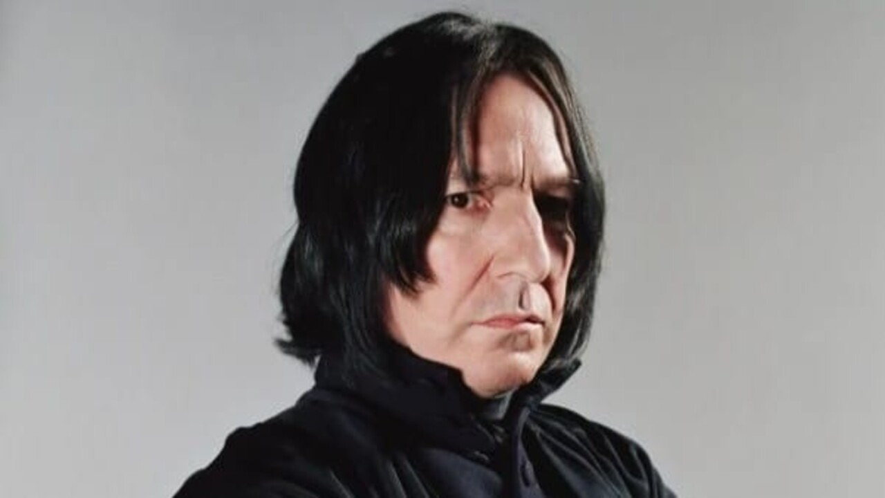 De acordo com Gary Oldman, Alan Rickman levava crianças todos os dias, de escolas e hospitais, além de amigos e seus filhos, para almoços e outras atividades. Rickman também fazia questão de apresentar os visitantes aos integrantes do elenco e mostrar os sets onde os filmes eram produzidos.
