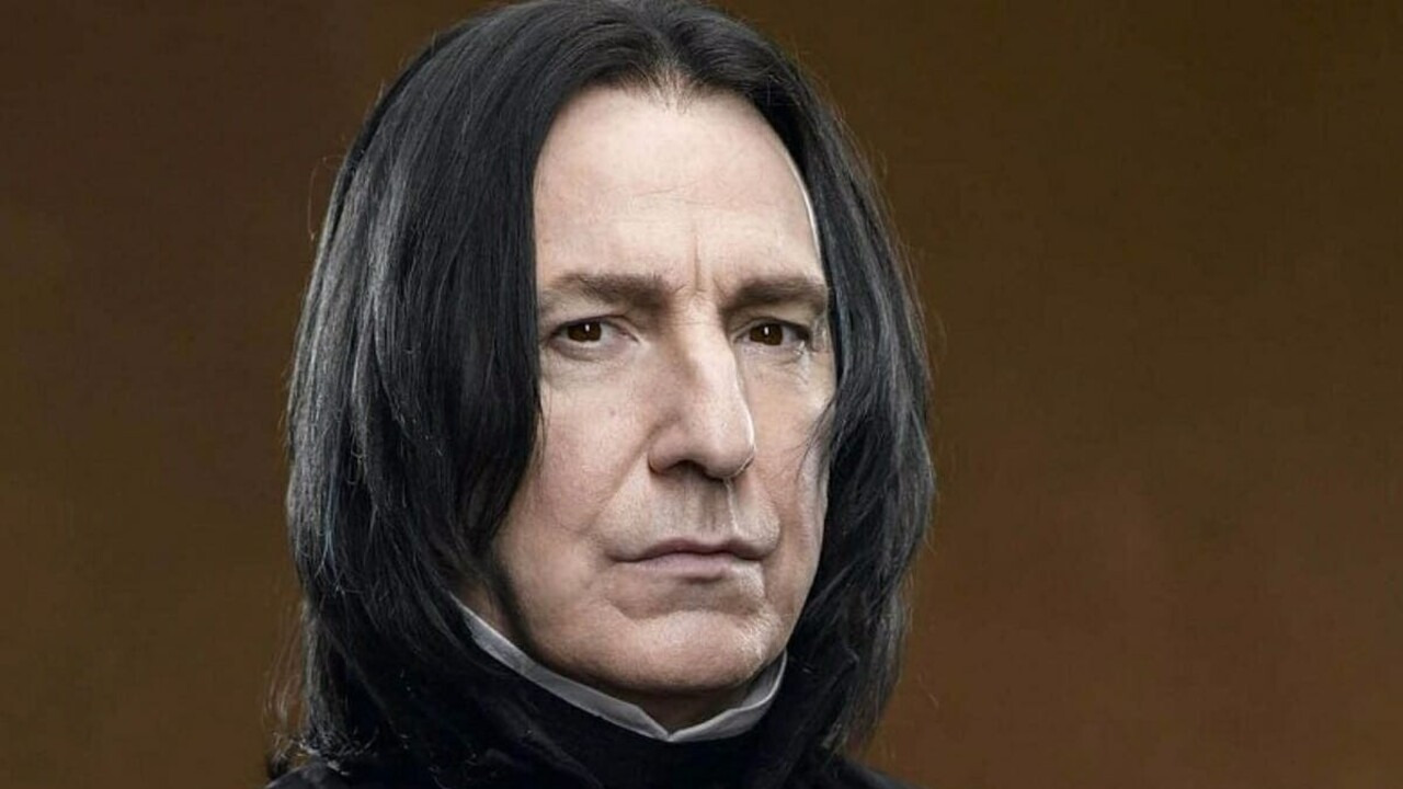 Alan Rickman interpretou o Professor Snape nos oito filmes da franquia e se tornou um dos nomes mais conhecidos do universo criado por J.K. Rowling. O ator britânico também ficou conhecido por trabalhos como Hans Gruber em “Duro de Matar” e o xerife de Nottingham em “Robin Hood: O Príncipe dos Ladrões”. Rickman morreu em 14 de janeiro de 2016, aos 69 anos, vítima de câncer.
