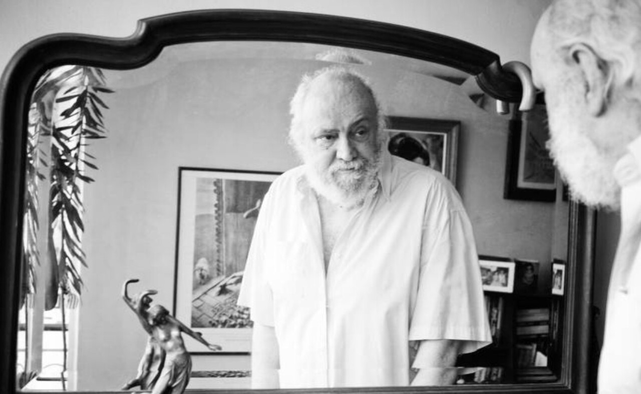 Em 2 de setembro de 2026, o letrista, compositor e cronista Aldir Blanc faria 80 anos. Nascido no bairro do Estácio, na cidade do Rio de Janeiro, em 1946, ele construiu uma das obras mais expressivas da cultura brasileira. Aos três anos, mudou-se com a família para Vila Isabel, bairro da Zona Norte que marcaria profundamente seu imaginário. Foi em um universo de ruas, botequins, personagens populares e histórias cotidianas que encontrou parte essencial de sua matéria-prima. Sua produção artístic -  (crédito: Arquivo Pessoal Aldir Blanc/Divulgação)