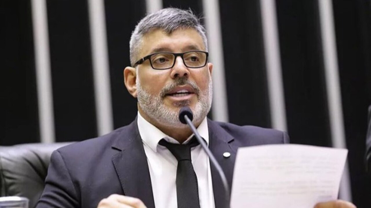 A volta de Frota à atuação marca uma nova etapa na vida dele, que passou os últimos anos dedicado à política. Em outubro de 2025, Frota teve o mandato de vereador de Cotia cassado, depois que a Justiça tornou definitiva uma condenação por calúnia e difamação contra o ex-deputado Jean Wyllys.
