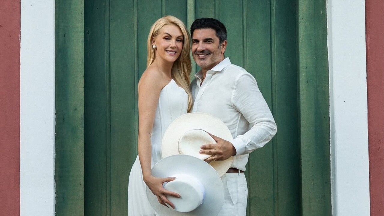Para o casamento, Ana escolheu um vestido assinado pelo estilista Vitor Zerbinato, amigo de longa data da apresentadora. De acordo com Ana, o profissional conhece bem seu estilo e suas preferências, o que contribuiu para a criação do modelo escolhido. A apresentadora será conduzida ao altar pelo filho, Alezinho, a pedido do próprio menino. 
