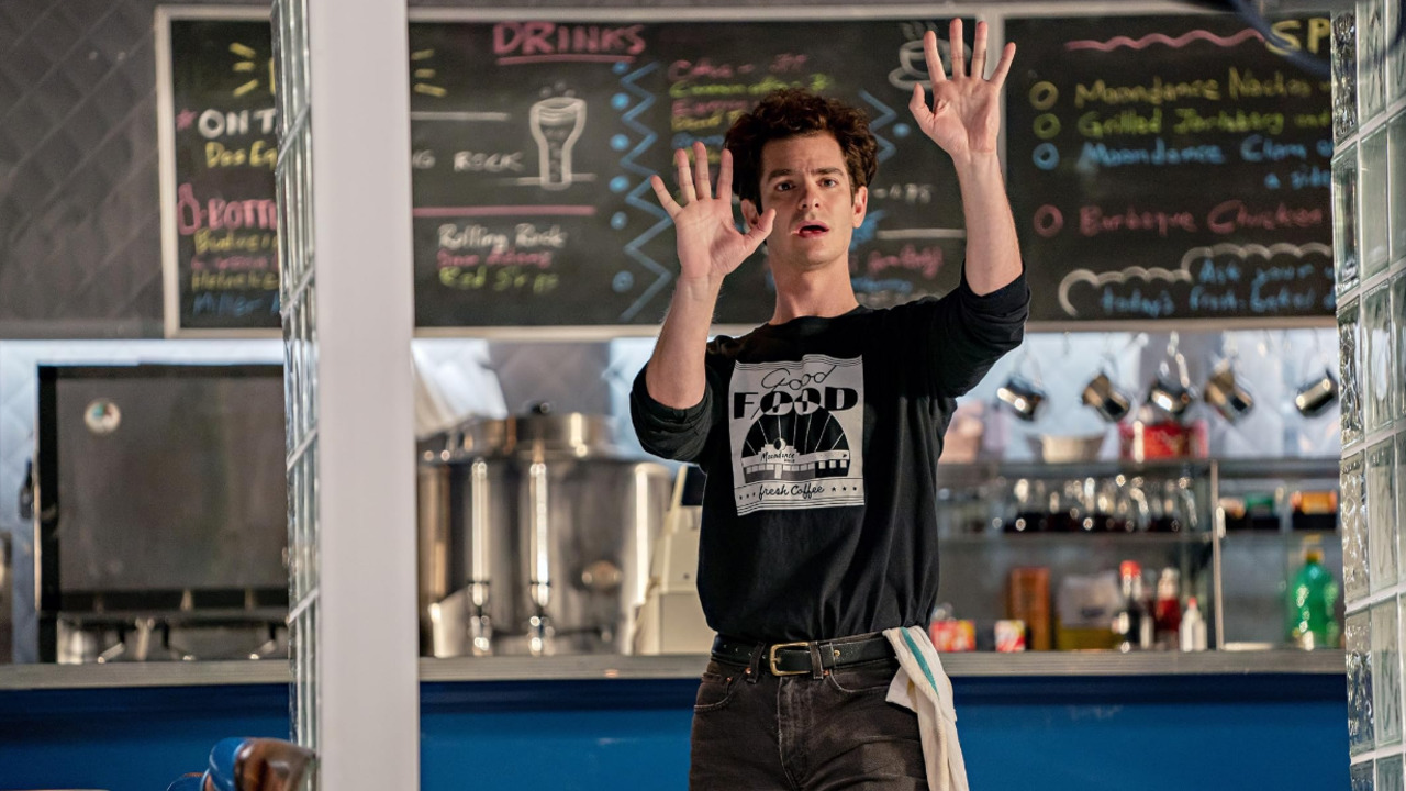 Em 2016, Andrew Garfield interpretou o soldado Desmond Doss em “Até o Último Homem”, dirigido por Mel Gibson, papel que lhe rendeu sua primeira indicação ao Oscar de Melhor Ator. Cinco anos depois, ele viveu o compositor Jonathan Larson no musical “Tick, Tick... Boom!”, atuação que resultou em sua segunda indicação ao prêmio. No teatro, Garfield ganhou o Tony de Melhor Ator por seu trabalho na peça “Angels in America”.
