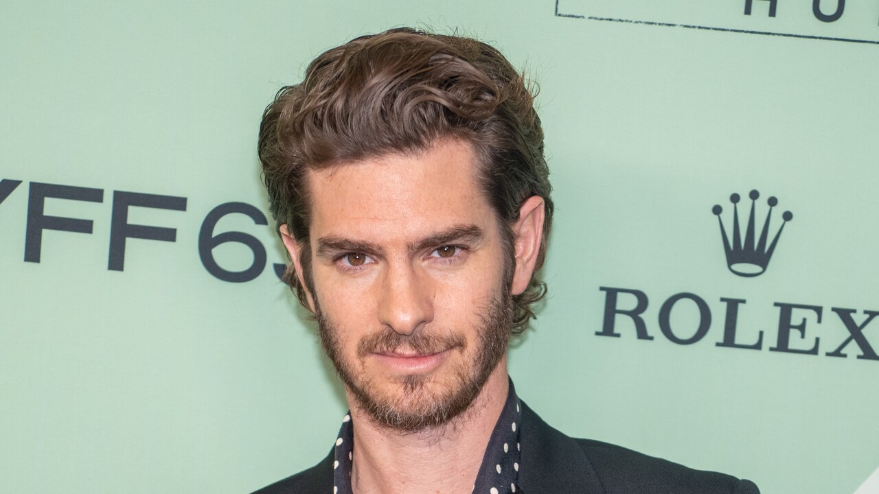Andrew Garfield nasceu em Los Angeles, nos Estados Unidos, em 20 de agosto de 1983. Filho de mãe inglesa, ele se mudou para o Reino Unido ainda criança e cresceu na região de Surrey. O ator estudou interpretação na Central School of Speech and Drama, em Londres.
