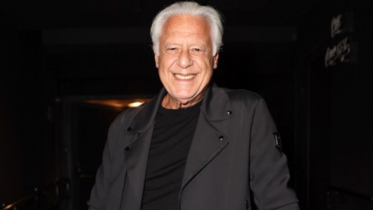 Antônio Fagundes nasceu em 18 de abril de 1949, no Rio de Janeiro, e é um dos nomes consolidados da dramaturgia brasileira, com mais de cinco décadas de carreira na televisão, no teatro e no cinema. Ao longo da carreira, o ator interpretou personagens marcantes, como o caminhoneiro Pedro em 