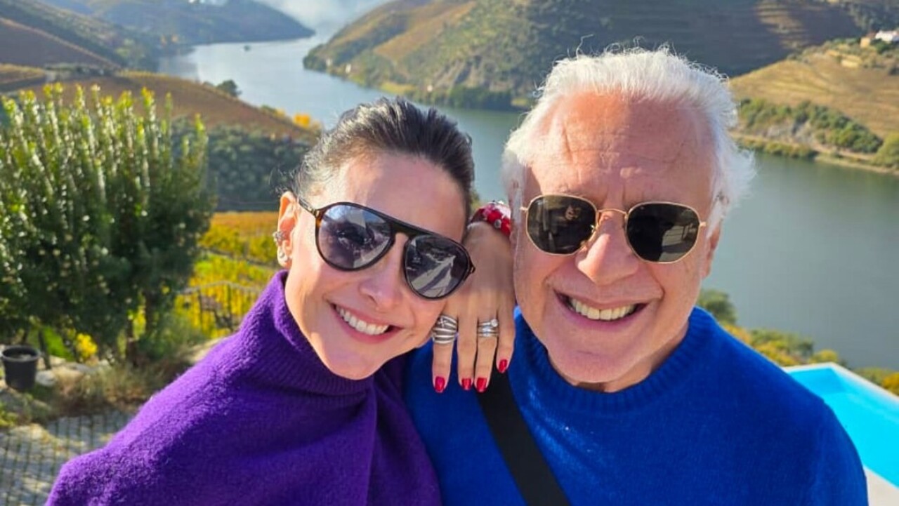 Na época, os dois viviam momentos distintos. Fagundes tinha uma carreira consolidada na televisão, enquanto Alexandra estava no início da trajetória profissional. A diferença de 30 anos entre eles, porém, não impediu a aproximação, mas o romance levou tempo para se firmar. Antônio contou que foram necessários cerca de dois anos entre os primeiros encontros e o início oficial da relação.
