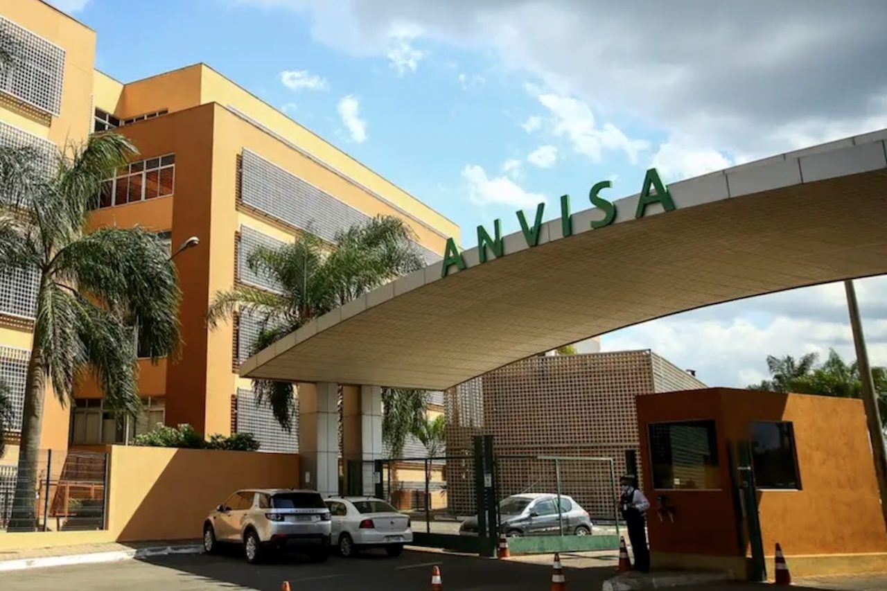 O Aquipta já possui comercialização autorizada em países da Europa e nos Estados Unidos. A decisão da Anvisa levou em conta dados de segurança, tolerabilidade e eficácia obtidos em dois estudos clínicos, chamados Advance e Progress. 