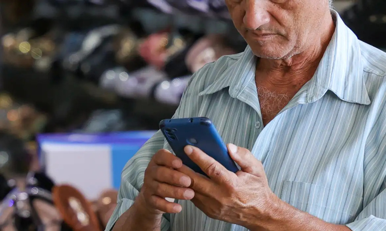 As medidas, tomadas às vésperas do primeiro turno das eleições em que Lula concorre a mais um mandato, foram apresentadas como parte de uma estratégia para enfrentar o endividamento das famílias e os problemas relacionados ao vício em apostas. O Executivo passou ainda a estabelecer regras para o encerramento das operações das plataformas.
