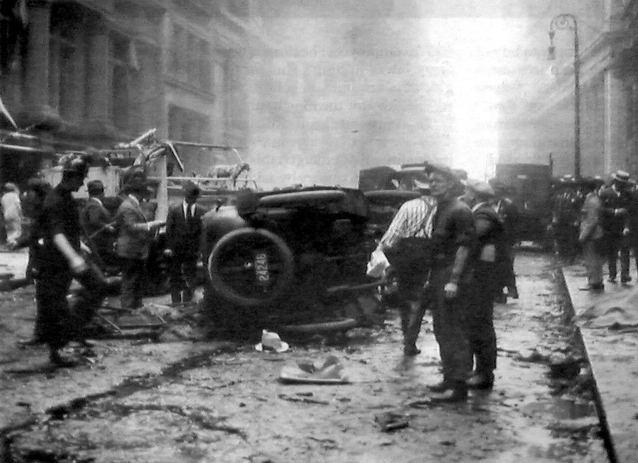 Há 106 anos, em 16 de setembro de 1920, um atentado atingia o coração financeiro de Nova York, nos Estados Unidos. Uma explosão ocorreu pouco depois do meio-dia, em meio ao intenso movimento de trabalhadores e pedestres. A bomba foi colocada em uma carroça estacionada na região de Wall Street. O ataque deixou 38 mortos e cerca de 300 feridos, além de provocar uma grande destruição nas proximidades.
 -  (crédito: Domínio Público/Wikimedia Commons)