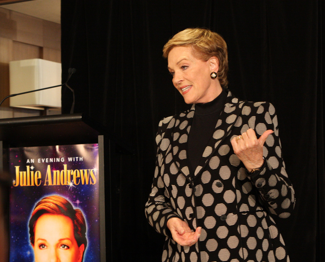 Julia Elizabeth Wells, que adotaria o nome artístico Julie Andrews, nasceu em 1º de outubro de 1935, em Walton-on-Thames, no Reino Unido, na Inglaterra. Ela começou a carreira ainda criança. Filha de uma pianista e com um padrasto cantor, passou a se apresentar profissionalmente durante a década de 1940, em espetáculos de variedades, no rádio e na televisão britânica. Sua voz excepcional chamou atenção desde cedo e, aos 12 anos, ela já fazia apresentações solo. A experiência nos palcos abriu cam