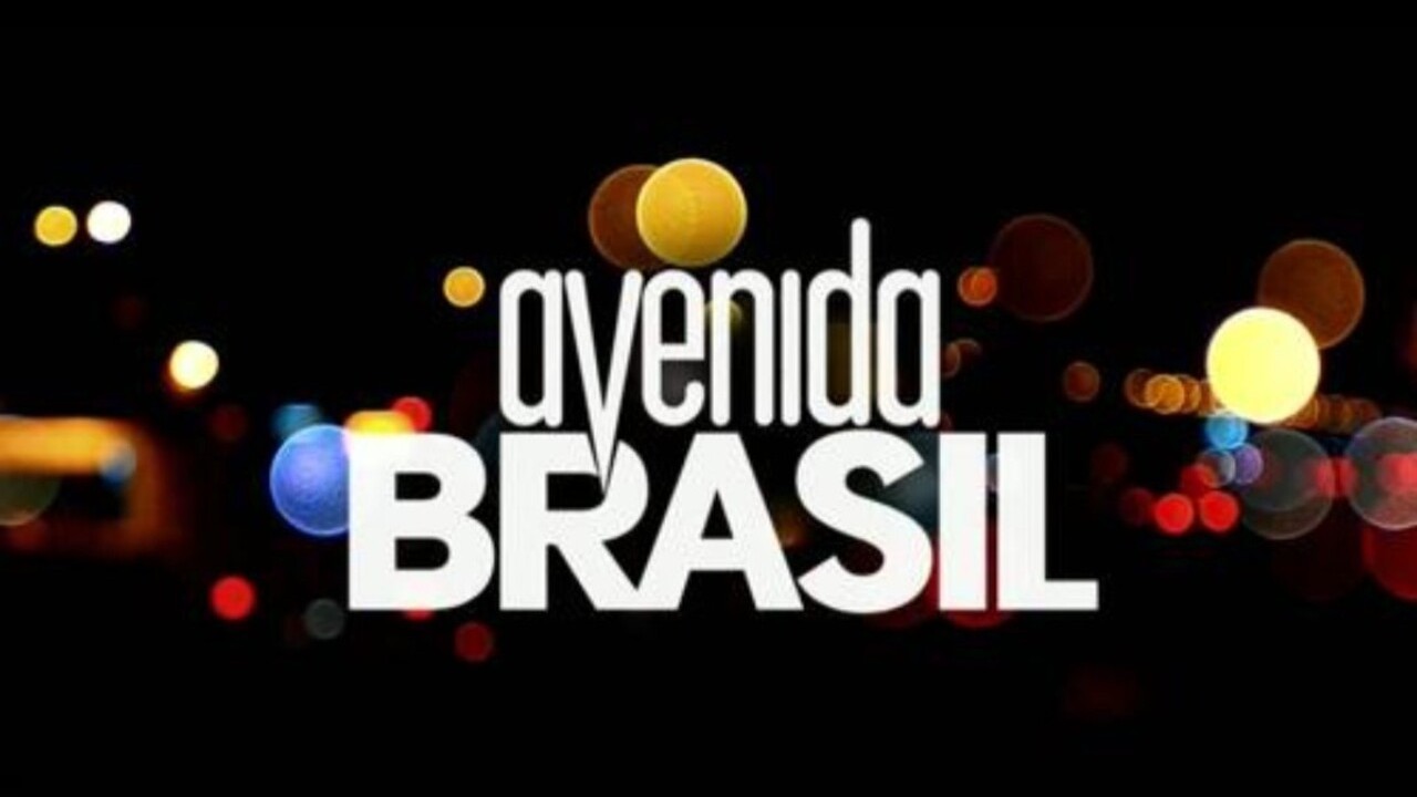 “Avenida Brasil” foi criada por João Emanuel Carneiro e exibida pela Globo entre 26 de março e 19 de outubro de 2012, em 179 capítulos , com direção-geral de José Luiz Villamarim e Amora Mautner e direção de núcleo de Ricardo Waddington. A trama acompanha a vingança de Nina, vivida por Débora Falabella, contra a madrasta Carminha, papel de Adriana Esteves, que a abandonou em um lixão após a morte do pai. 
