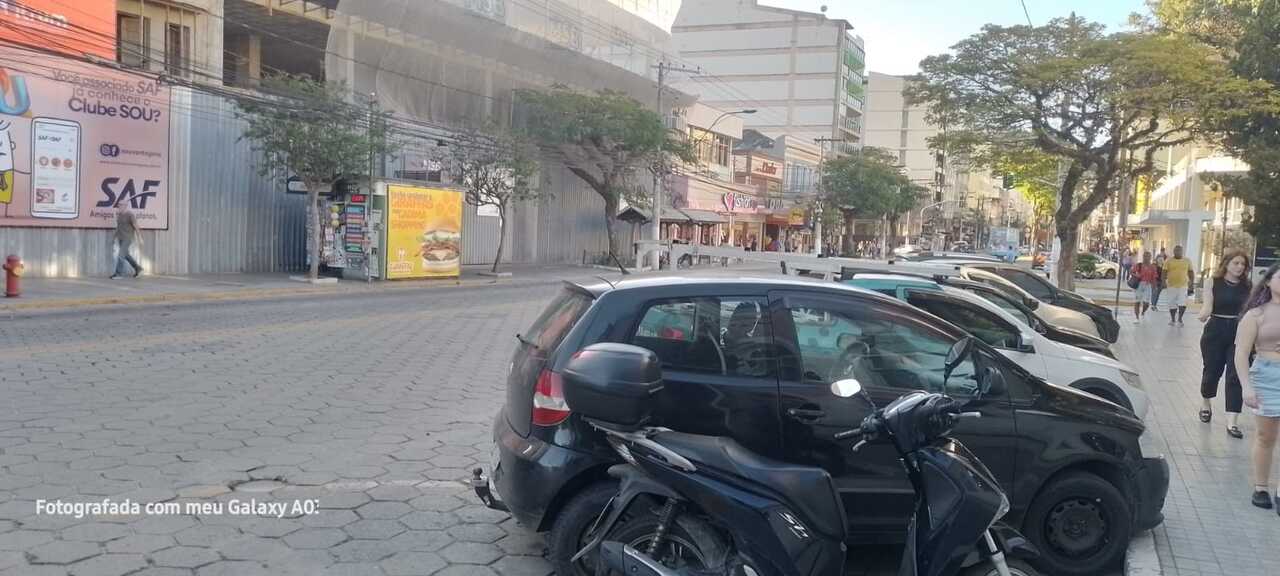Nova Friburgo também se destaca pela indústria têxtil, especialmente pela produção de lingerie, e é conhecida como a Capital Nacional da Moda Íntima. O setor tem grande importância para a economia local, com numerosas confecções e lojas. O comércio especializado também atrai visitantes interessados em moda e compras.