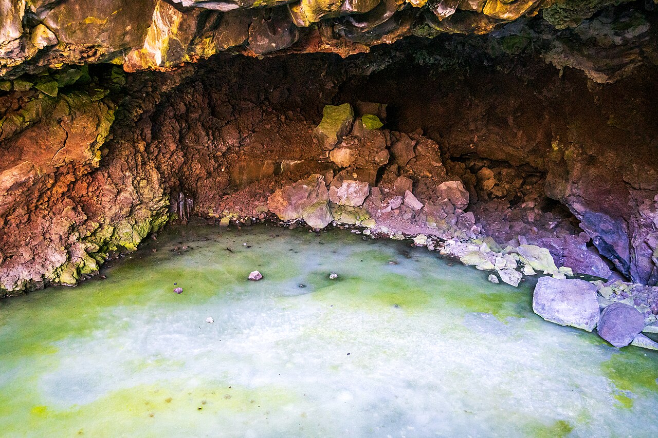 A Ice Cave, localizada no vulcão Bandera, conserva uma camada congelada que ultrapassa 6 metros de espessura, apesar de as temperaturas externas alcançarem cerca de 35 °C. O fenômeno depende da própria estrutura subterrânea, que funciona como um sistema natural de isolamento térmico.