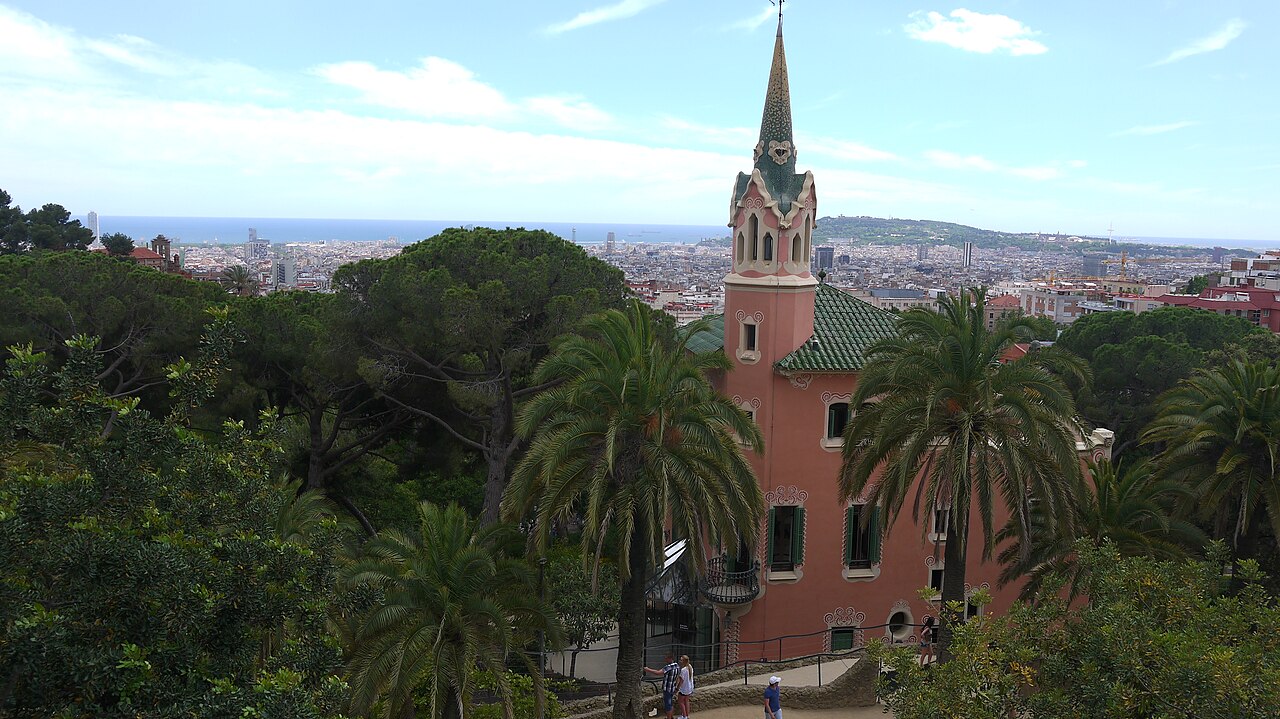 Dentro do parque está a antiga residência de Gaudí, hoje transformada em museu. O espaço guarda móveis e objetos desenhados pelo arquiteto. É uma oportunidade de conhecer sua vida cotidiana e seu processo criativo. A casa reflete simplicidade e funcionalidade, contrastando com suas obras grandiosas. É parada essencial para quem deseja compreender o gênio catalão.