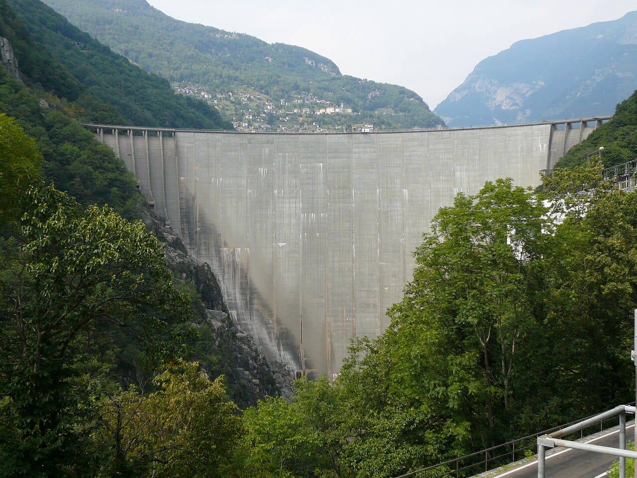 Barragem de Contra – Localizada no cantão suíço do Ticino, impressiona por sua estrutura em arco de 220 metros de altura. Inaugurada em 1965, represa as águas do rio Verzasca e abastece uma usina hidrelétrica. O local também ganhou fama ao aparecer na abertura do filme “007 contra GoldenEye”.