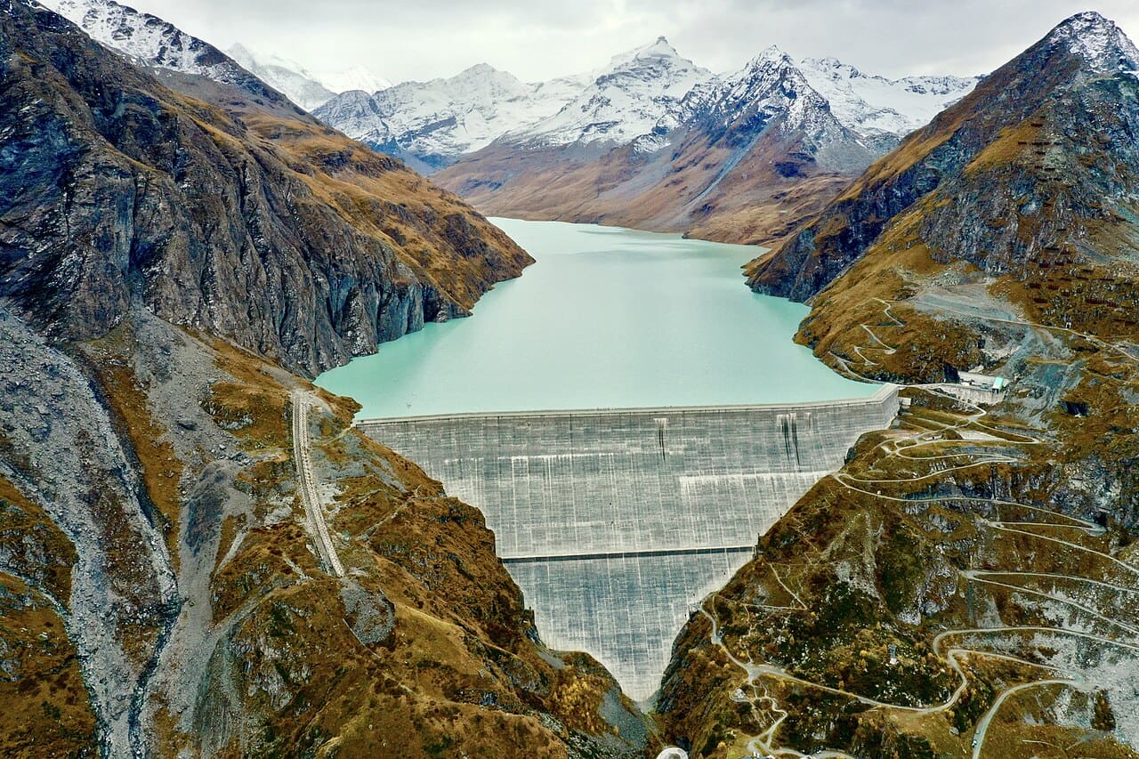 Represa de La Grande Dixence (Suíça), no Rio Dixence: É a maior represa de gravidade do mundo, com 285 metros de altura. Armazena água de 35 geleiras alpinas e forma o Lac des Dix, um dos maiores lagos acima de 2 mil metros de altitude. Gera 2 mil GWh por ano e encara desafios climáticos com o derretimento acelerado das geleiras.