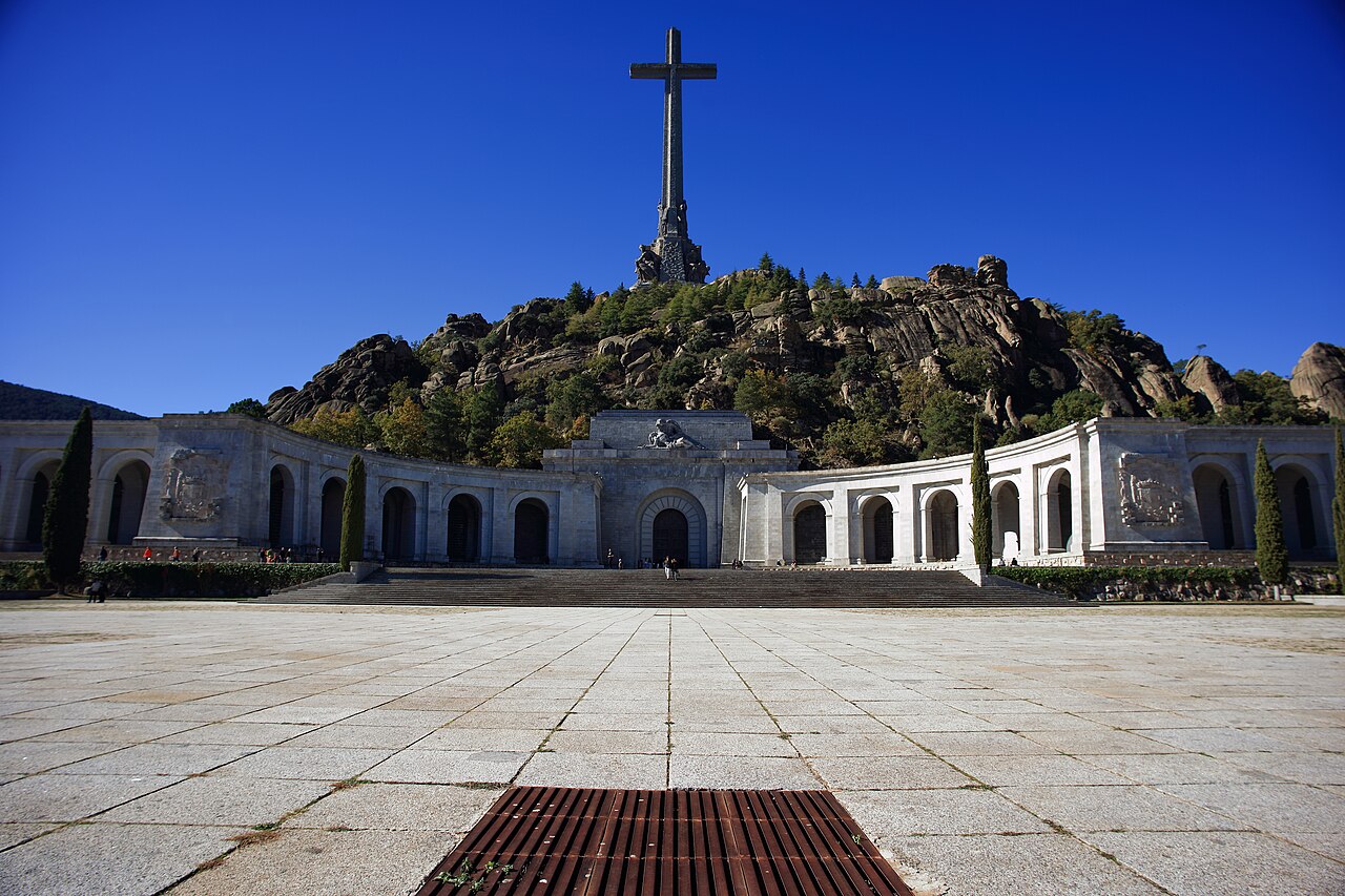 Esse título pertence à cruz do Vale de Cuelgamuros, antigo Vale dos Caídos, erguida entre 1940 e 1958 na Espanha. O monumento, que fica no município de San Lorenzo de El Escorial, a cerca de 40 km de Madrid, tem 152,4 metros e figura no Guinness World Records.