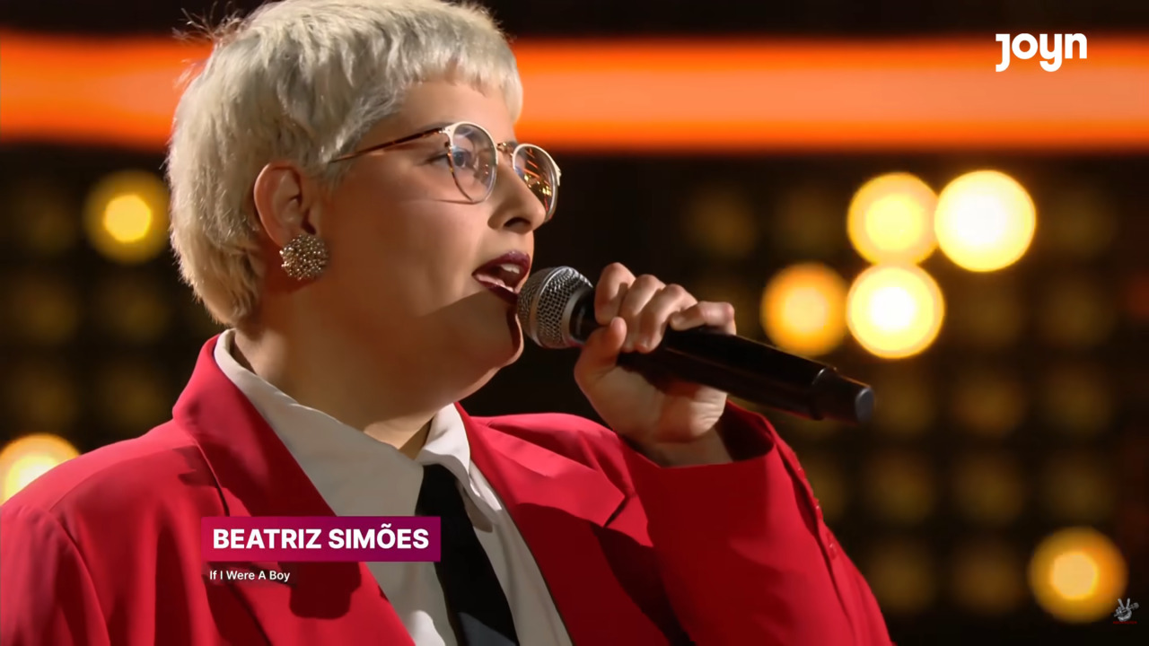 A decisão de participar do “The Voice Alemanha” surgiu após a insistência de pessoas próximas. Amigos, alunos de canto e ouvintes de seus shows sugeriram diversas vezes que ela se inscrevesse no programa, até que Beatriz decidiu aceitar o desafio e participar da edição de 2026.
