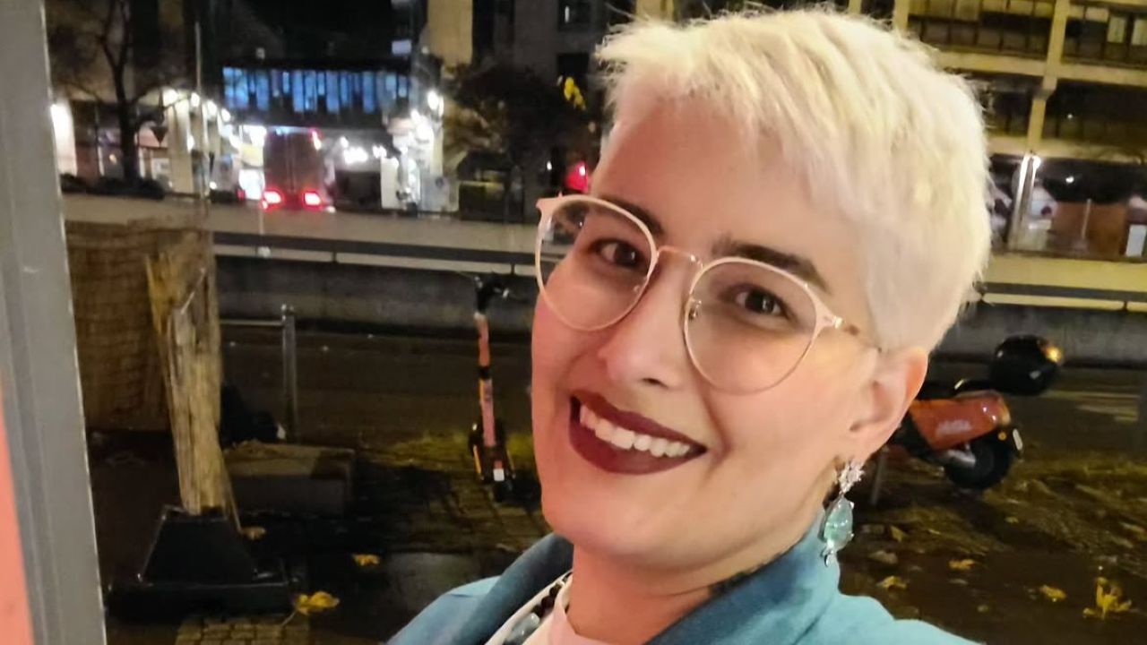 Beatriz Simões é cantora e professora de canto e vive em Stuttgart, na Alemanha, há quase 10 anos. Nascida no Rio de Janeiro, Beatriz cresceu ouvindo música gospel e cantoras pop internacionais e tinha o objetivo de estudar canto. Sua formação artística, porém, tomou um caminho diferente daquele que havia imaginado no início, quando decidiu estudar canto. 
