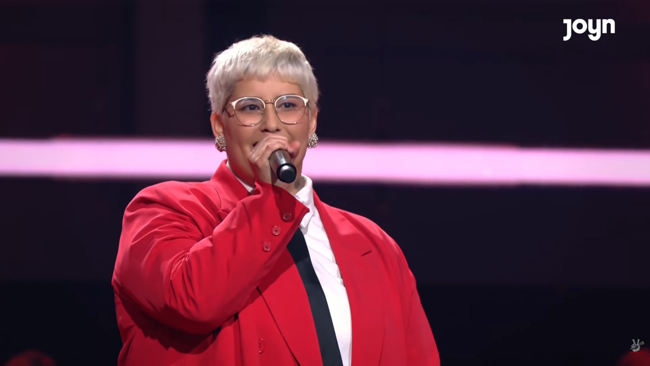 A performance da brasileira fez com que os quatro técnicos do programa, Shirin David, Rea Garvey, Nico Santos e a dupla Michi Beck e Smudo, apertassem o botão e virassem suas cadeiras durante a apresentação, o que garantiu sua permanência na competição e seu avanço para as próximas etapas do reality musical.
