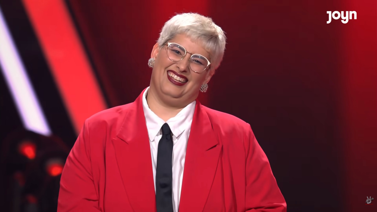 A brasileira Beatriz Simões chamou atenção na edição de 2026 do 'The Voice Alemanha' ao subir ao palco durante a fase de audições às cegas e surpreender os técnicos e a plateia do reality musical com sua apresentação. Depois da exibição do programa, a performance dela viralizou nas redes sociais despertou a curiosidade dos brasileiros.
 -  (crédito: Reprodução Youtube)