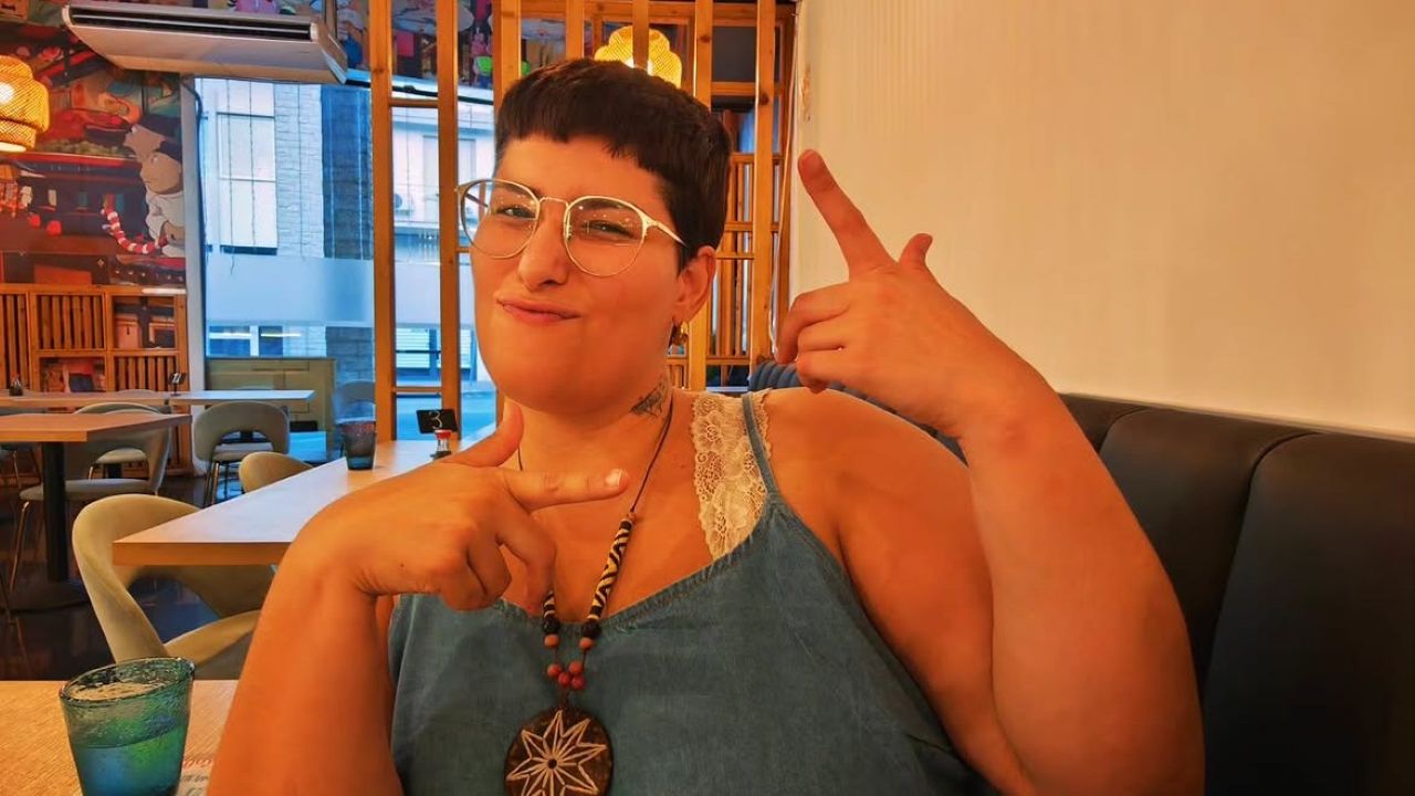 Segundo a artista, na época, a cidade onde vivia oferecia apenas formação voltada ao canto clássico, o que a levou a seguir pela área da música erudita. Assim, ela se formou em canto lírico e, ao longo dos anos, construiu uma trajetória como cantora de ópera, com prêmios e experiência de palco no gênero. 
