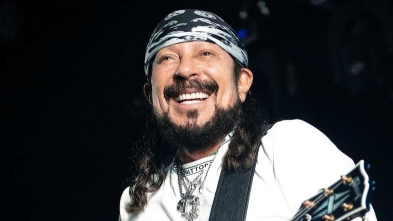 Washington Bell Marques da Silva nasceu em Salvador no dia 5 de setembro de 1952. O músico ingressou na banda Scorpius em 1980, conjunto que, no ano seguinte, passou a se chamar Chiclete com Banana. À frente da banda, Bell se tornou um dos nomes mais conhecidos do axé music, assim como a banda se tornou uma das mais conhecidas do gênero.
