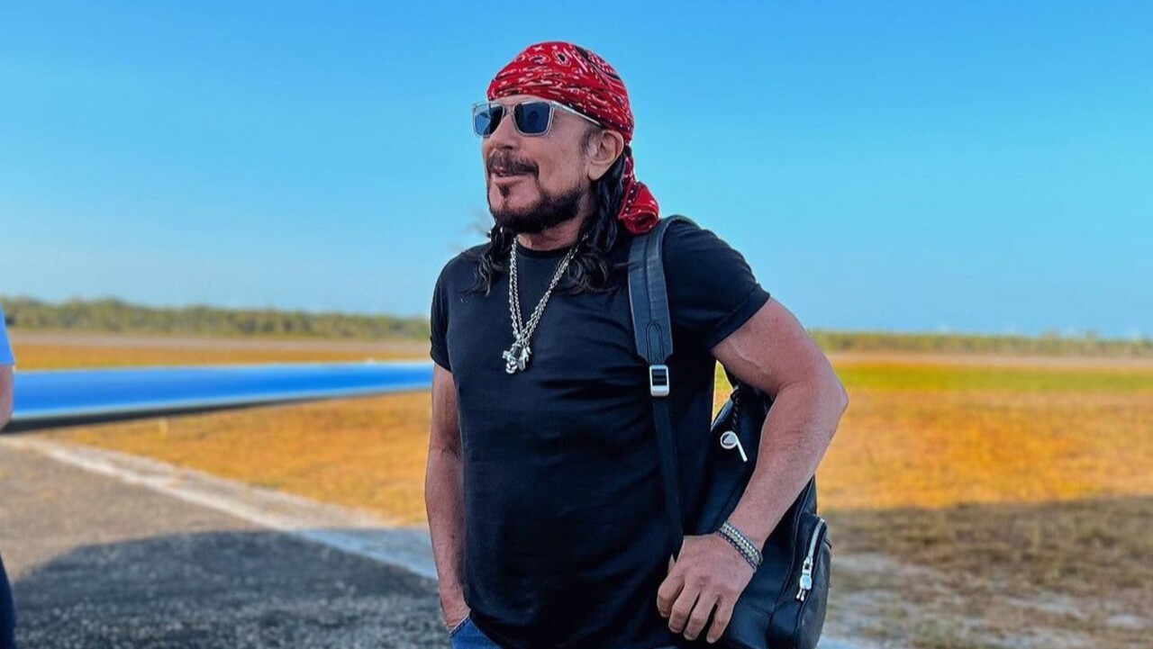 Depois, o cantor investiu na carreira solo. A estreia aconteceu à frente do bloco “Vumbora?!”, no circuito Barra-Ondina, em Salvador, com participações de Aviões do Forró e da banda Rafa e Pipo Marques. No repertório solo, o artista lançou canções como “Nicolau”, “Amor Bacana”, “Louco Amor” e “Vumbora Vumbora”. Em 2017, Bell excursionou pelo país com a turnê “Só as Antigas”, 