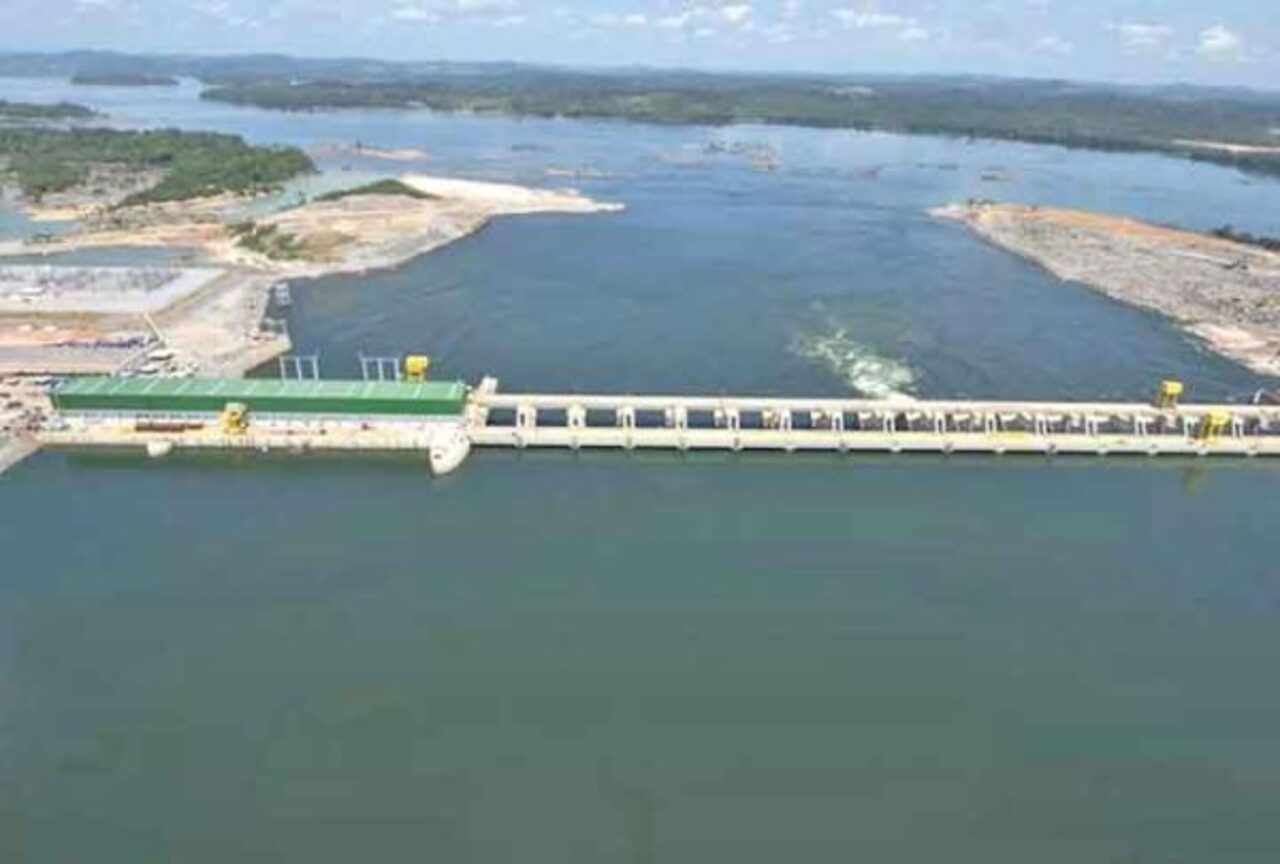 O relatório chama atenção para o conjunto de pressões que ameaçam os ecossistemas de água doce da Amazônia. Entre os principais problemas estão as hidrelétricas, o desmatamento, a poluição, a pesca excessiva, as mudanças climáticas e o garimpo. A mineração não industrial de ouro aparece como um caso particularmente preocupante devido à contaminação por mercúrio.