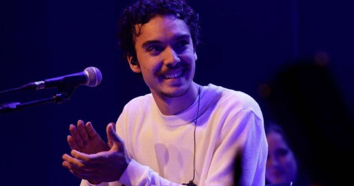 Bento Gil nasceu em 3 de agosto de 2003, no Rio de Janeiro. Ele iniciou oficialmente sua trajetória solo na indústria fonográfica com o álbum “Silêncio Azul”, lançado em 19 de maio de 2026.
