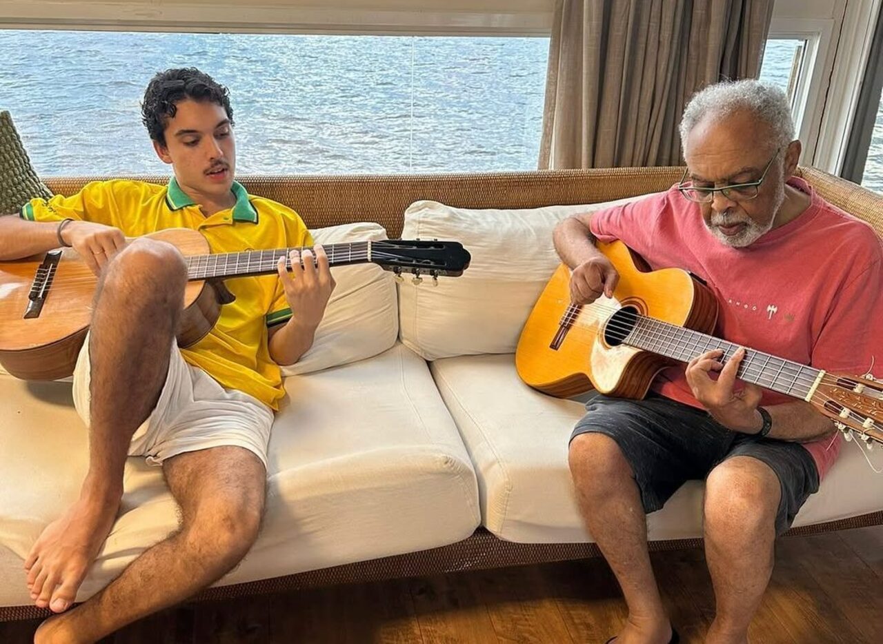 O disco reúne composições autorais de Bento e também uma nova interpretação de “Quem vem pra beira do mar”, de Dorival Caymmi. O trabalho representa mais um capítulo na história artística da família Gil, que conta com integrantes de diferentes áreas e trajetórias na música e nas artes.
