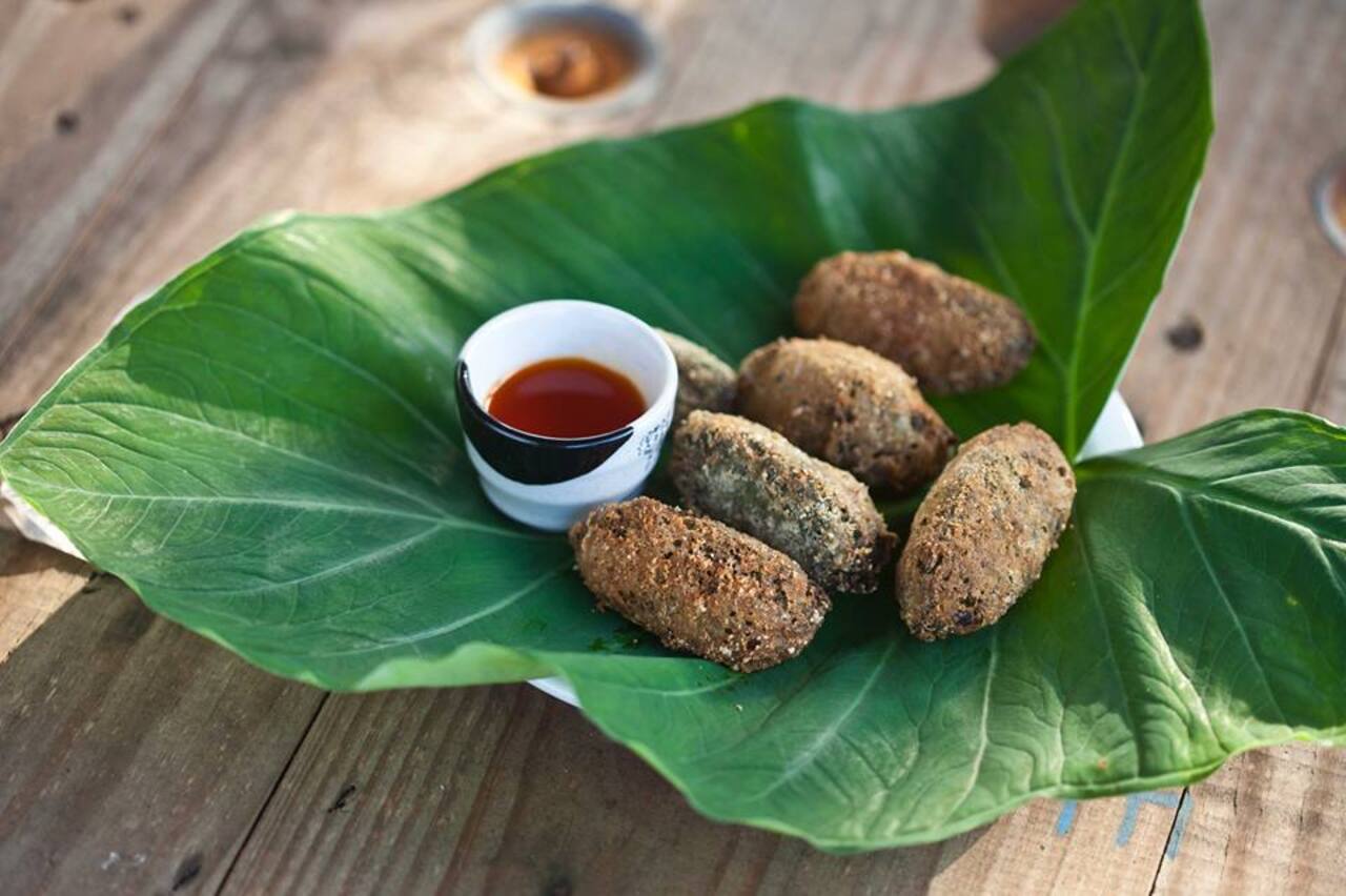 As folhas fornecem fibras e nutrientes como vitamina A, cálcio e fósforo. A taioba pode ajudar a variar as verduras servidas nas refeições, sem que seja preciso atribuir a ela benefícios milagrosos. Há receitas em que as folhas de taioba são cozidas, bem escorridas e refogadas com alho e cebola. Depois, recebem farinha para dar liga; a massa é modelada, empanada e frita, como um croquete.