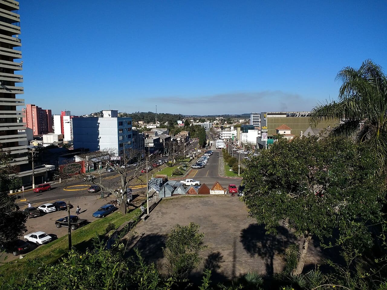 De um lado está Santana do Livramento, no Rio Grande do Sul; do outro, Rivera, no Uruguai. Sem rio, cerca ou muro separando suas áreas centrais, as cidades formam uma paisagem urbana contínua, na qual moradores atravessam a fronteira diariamente quase sem perceber. -  (crédito: Mx. Granger - wikimedia commons )