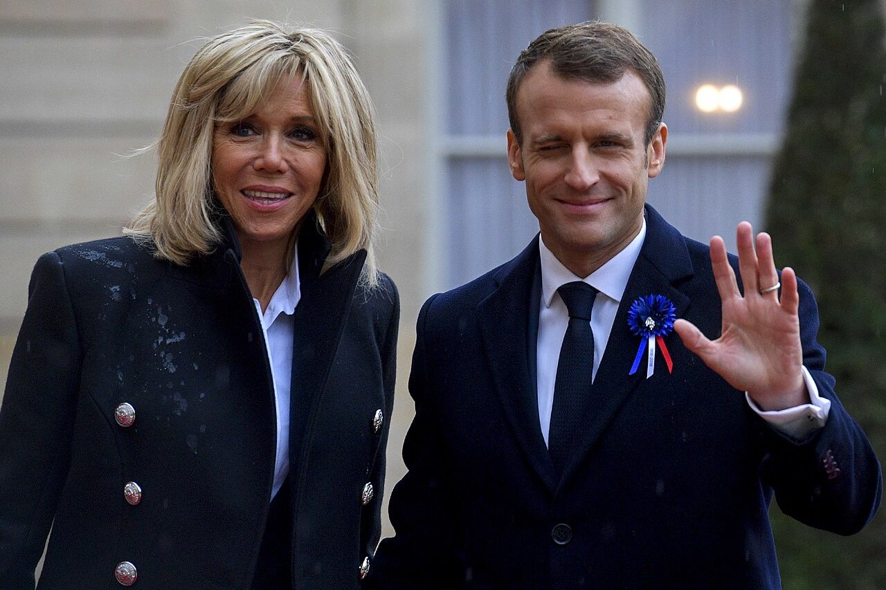 Brigitte Macron e Emmanuel Macron (24 anos de diferença): Um dos casais mais conhecidos e comentados da política mundial. A primeira-dama da França nasceu em 1953, enquanto o presidente francês nasceu em 1977. Eles se casaram em 2007 e continuam juntos em 2026.