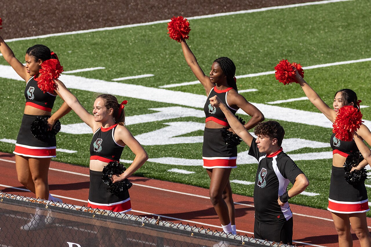 Uma das maiores curiosidades da modalidade é que presidentes estadunidenses como Dwight Eisenhower e George W. Bush foram cheerleaders na juventude, assim como celebridades do cinema e da música, como Meryl Streep, Sandra Bullock, Jennifer Lawrence e Madonna. 