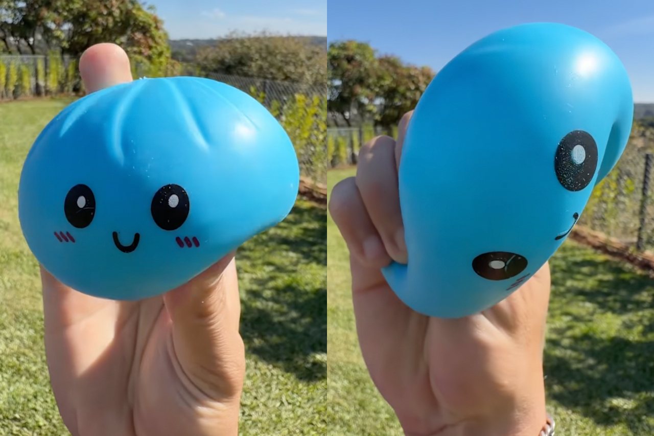 O brinquedo é feito de material macio e flexível, pode ser apertado, amassado ou esticado e retorna lentamente ao formato original, característica que também o associa a experiências de estímulo tátil e relaxamento. No período entre 22 de junho e 22 de setembro, a procura pelo termo aumentou 450% no Brasil, enquanto a pesquisa “como fazer squishy” avançou 500%.  -  (crédito: Reproduc?a?o/YouTube)