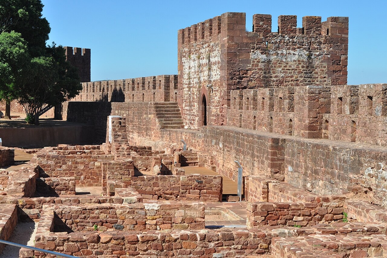 As muralhas ultrapassavam um quilômetro de extensão e recebiam diferentes torres ao longo do perímetro, com a função de controlar pontos estratégicos. Entre elas estavam as torres albarrãs, construídas além da linha principal da fortificação e conectadas por passagens superiores.