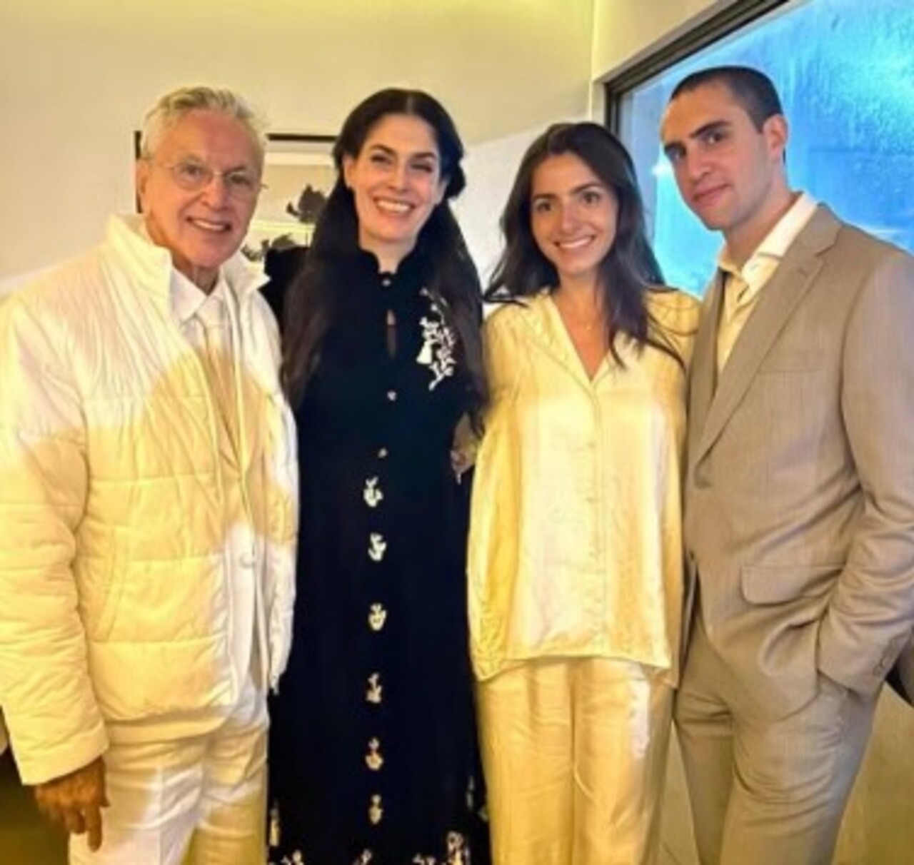 Zeca Veloso, filho do cantor Caetano Veloso e da empresária Paula Lavigne, se casou com Mariana Fernandes no último fim de semana de agosto de 2026, em uma cerimônia íntima realizada no Rio de Janeiro. O evento reuniu familiares e foi conduzido por um pastor, respeitando a fé evangélica de Zeca. Um quarteto de cordas ficou responsável pela trilha sonora da celebração. Os pais do noivo compartilharam registros do casamento nas redes sociais e relataram a emoção de acompanhar a união do filho.
 -  (crédito: Reprodução/Instagram)