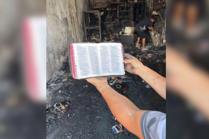 Caminhoneira gasta R$ 50 mil para reformar caminhão incendiado que ficou com Bíblia intacta – Reprodução