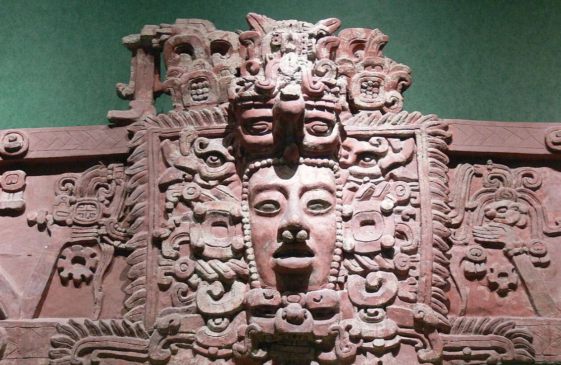 Sua importância histórica também está nos avanços em matemática, astronomia, arquitetura e escrita. Os maias criaram calendários precisos, utilizaram o conceito de zero e deixaram registros que ajudam a compreender as sociedades antigas da Mesoamérica.