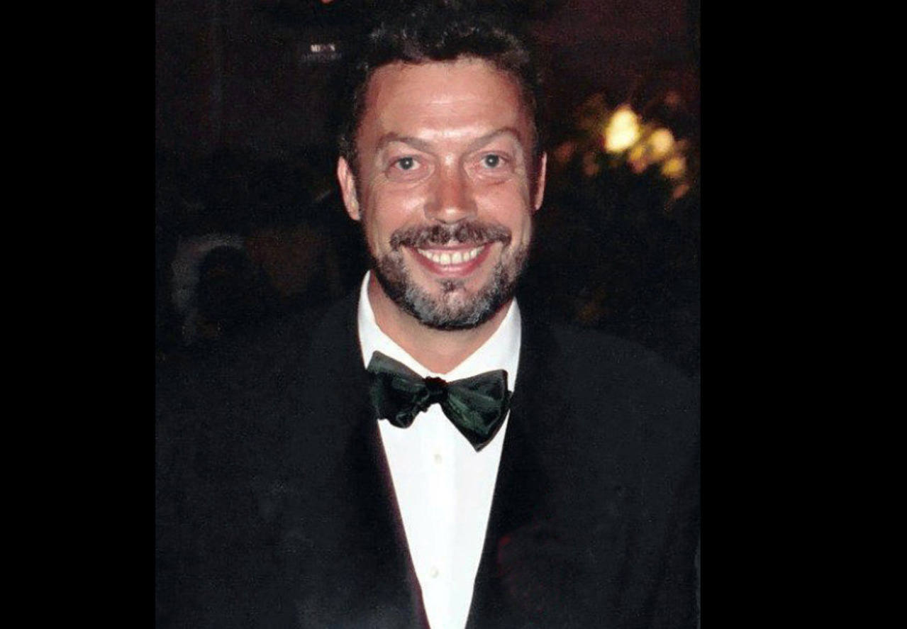 Tim Curry – Ator britânico de carreira marcante no cinema, teatro e televisão, eternizou o personagem Frank-N-Furter em The Rocky Horror Picture Show. Morreu em 25 de agosto de 2026, aos 80 anos, de doença arterial coronariana.