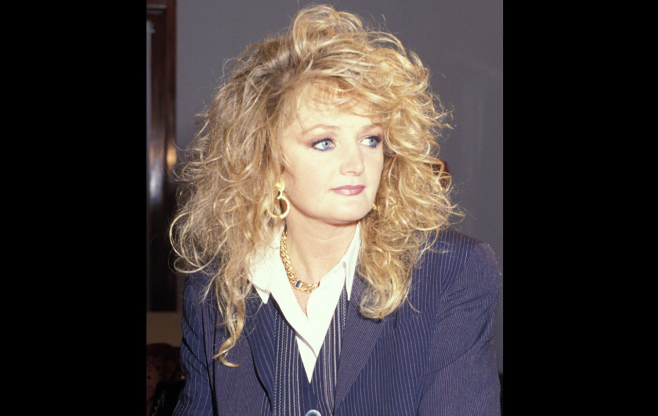 Bonnie Tyler – A cantora galesa conquistou sucesso internacional com músicas como “Total Eclipse of the Heart” e “Holding Out for a Hero”. Morreu em 8 de julho de 2026, aos 75 anos, em Portugal, após um período de internação decorrente de complicações de uma cirurgia intestinal.