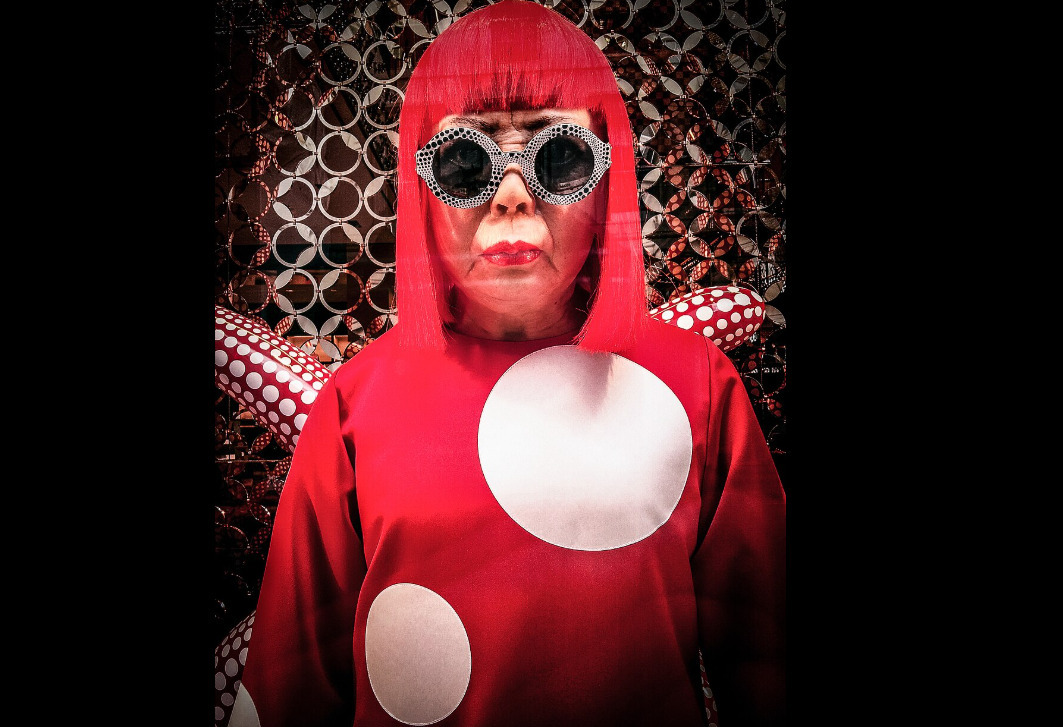 Yayoi Kusama – Uma das artistas japonesas mais famosas do mundo, tornou-se conhecida pelas obras cobertas de pontos, abóboras e instalações imersivas. Morreu em 14 de agosto de 2026, aos 97 anos, em um hospital de Tóquio. A causa não foi divulgada.