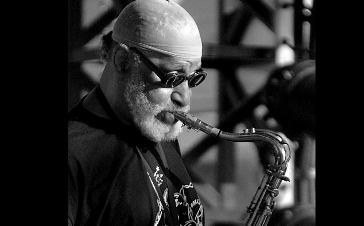 Sonny Rollins – Saxofonista americano, foi um dos gigantes do jazz e uma das últimas grandes figuras da geração que revolucionou o gênero nos anos 1950. Morreu em 25 de maio de 2026, aos 95 anos; havia sido diagnosticado com fibrose pulmonar.
