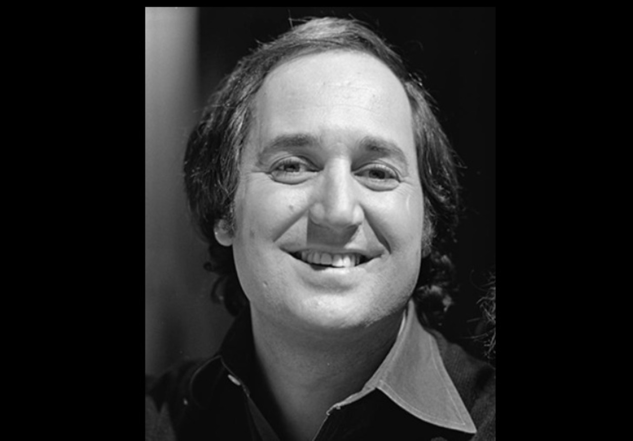 Neil Sedaka – Cantor, pianista e compositor americano, marcou a música pop com sucessos como “Oh! Carol” e “Breaking Up Is Hard to Do”. Morreu em 27 de fevereiro de 2026, aos 86 anos, de doença cardiovascular aterosclerótica; insuficiência renal também contribuiu para o quadro.