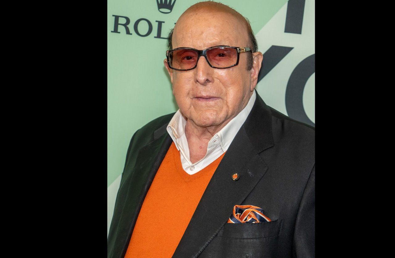 Clive Davis – Um dos executivos mais influentes da indústria fonográfica, ajudou a lançar ou impulsionar artistas como Whitney Houston, Alicia Keys e Aerosmith. Morreu em 22 de junho de 2026, aos 94 anos. Estava hospitalizado por problemas respiratórios.