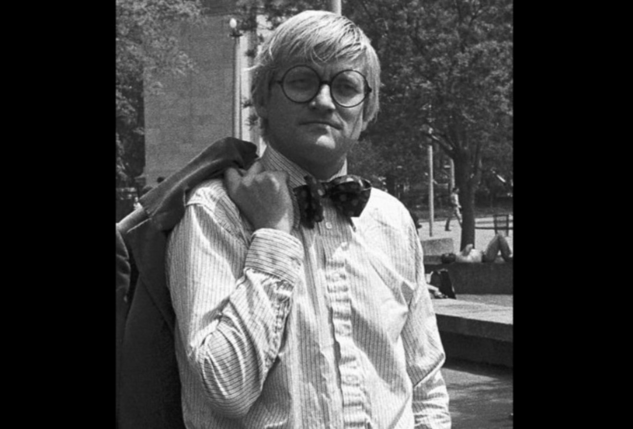 David Hockney – Pintor britânico de enorme projeção internacional, tornou-se uma das figuras mais influentes da arte contemporânea ao longo de uma carreira de sete décadas. Morreu em 11 de junho de 2026, aos 88 anos, em Londres. A causa da morte não foi divulgada.