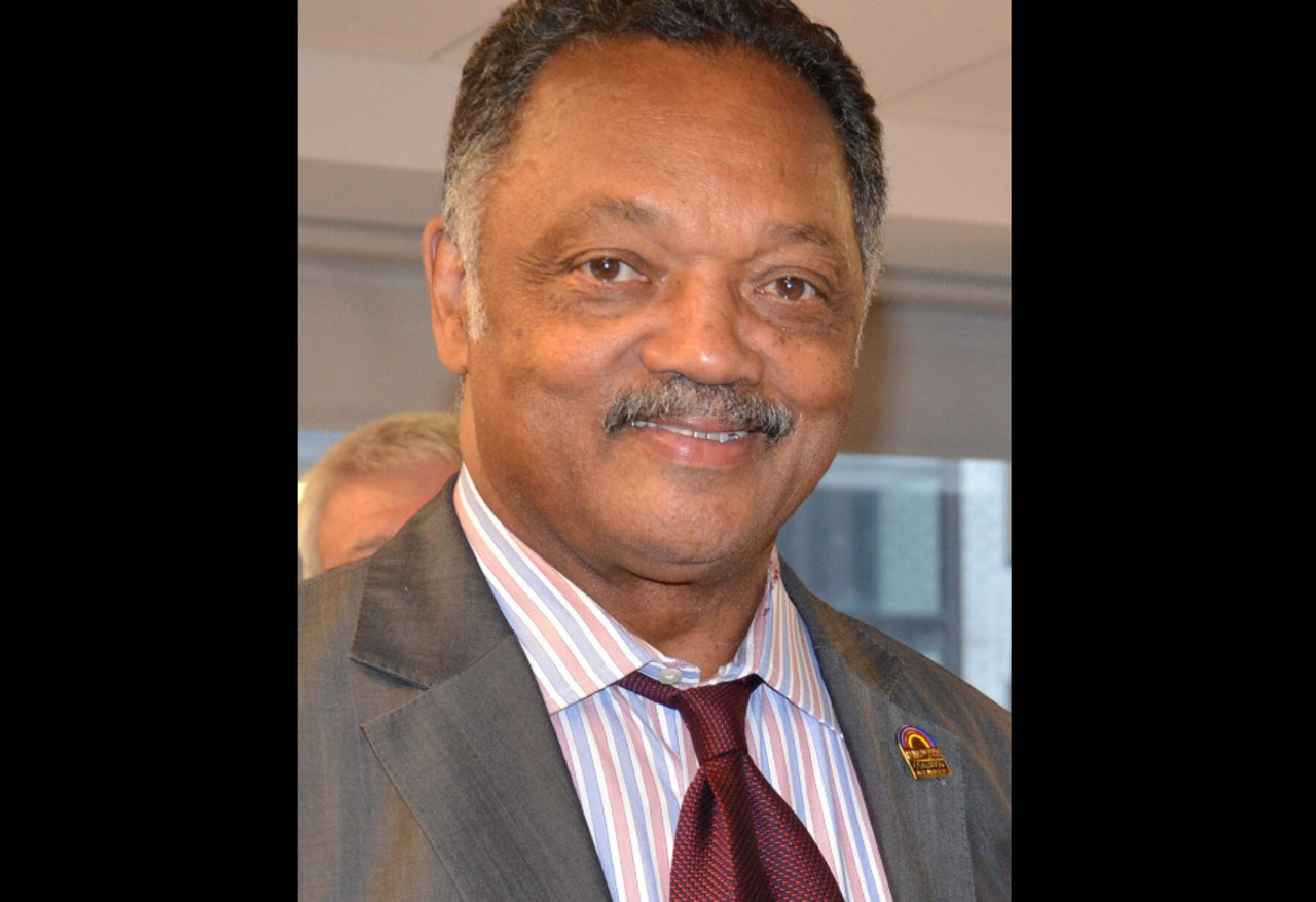 Jesse Jackson – Líder americano dos direitos civis, trabalhou ao lado de Martin Luther King Jr. e tornou-se uma figura de destaque na luta pela igualdade racial. Morreu em 17 de fevereiro de 2026, aos 84 anos; enfrentava havia anos a paralisia supranuclear progressiva, doença neurodegenerativa.