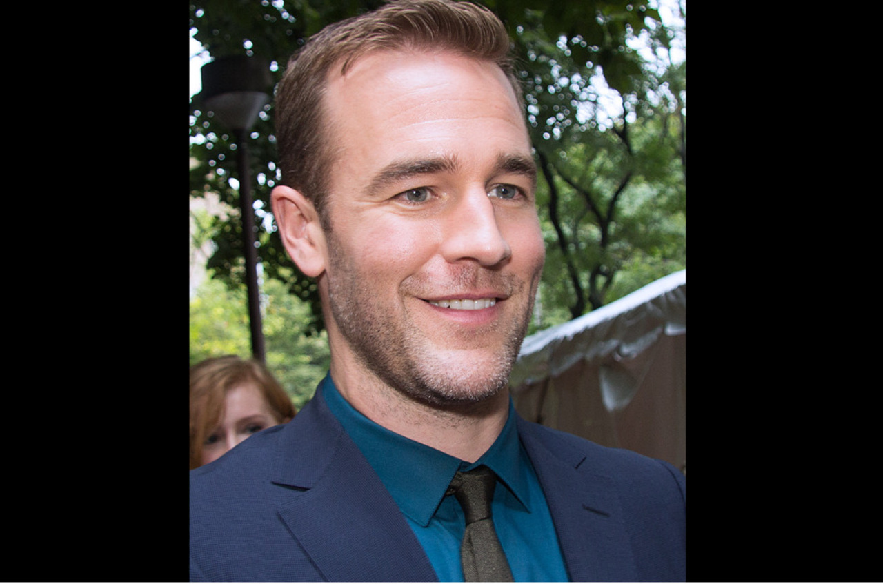 James Van Der Beek – O ator americano tornou-se ídolo de uma geração ao interpretar Dawson Leery, protagonista da série Dawson's Creek. Morreu em 11 de fevereiro de 2026, aos 48 anos, após enfrentar um câncer colorretal.