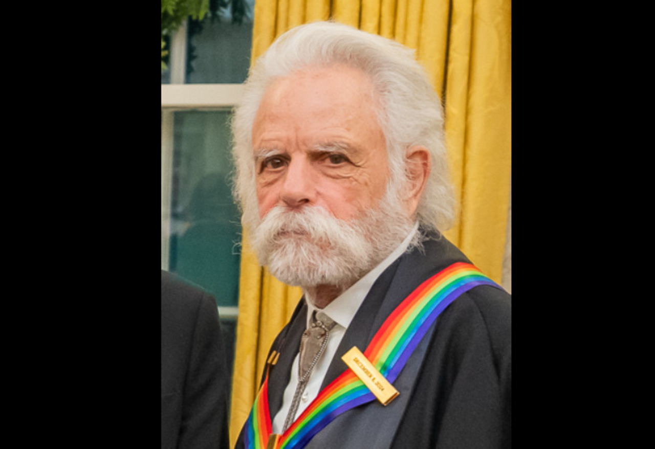 Bob Weir – Guitarrista, cantor e compositor americano, foi um dos fundadores do Grateful Dead, banda fundamental da contracultura e do rock psicodélico. Morreu em 10 de janeiro de 2026, aos 78 anos, depois de passar por tratamento contra um câncer.