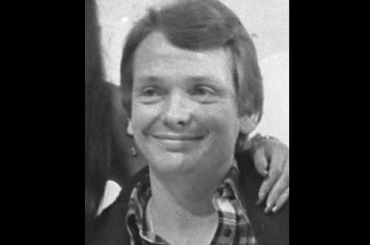 Bob Mackie – Estilista e figurinista americano, criou alguns dos visuais mais famosos de Cher e também vestiu estrelas como Barbra Streisand, Diana Ross e Tina Turner. Morreu em 14 de setembro de 2026, aos 87 anos, vítima de pneumonia.